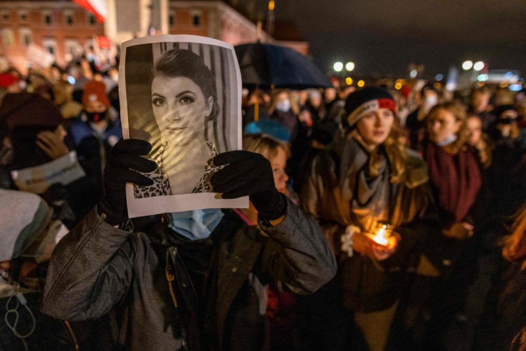 Poljska: Zakon protiv abortusa doveo do smrti žene, veliki protesti